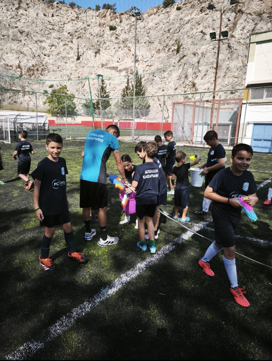Παιδιά της Ακαδημίας προετοιμάζονται μαζί με τον προπονητή για ομαδική δραστηριότητα