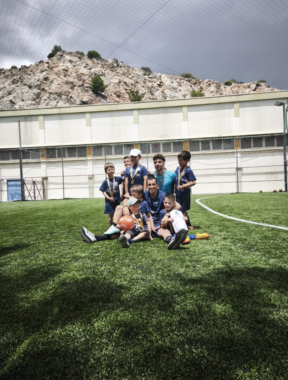 Παιδιά και προπονητές της Ακαδημίας γιορτάζουν μαζί στο γήπεδο